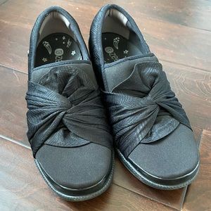 BZees black twist bow shoes